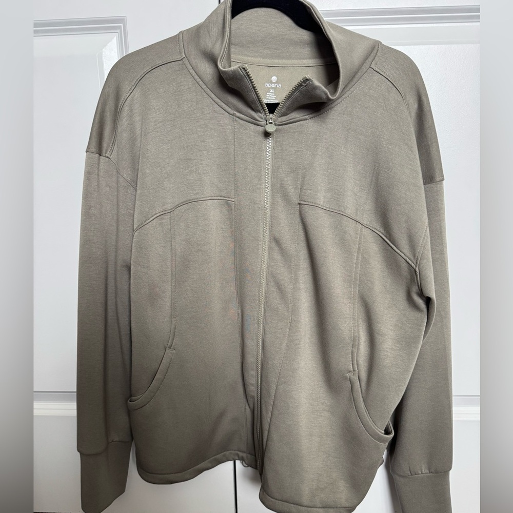 Apana activewear jacket is perfect for casual wear or light outdoor activities.